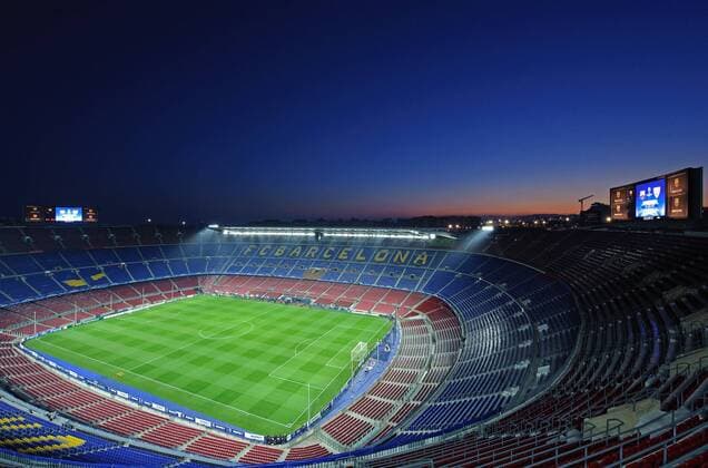 Fußball, Stadiongeschichte FC Barcelona Fussball Uefa Champions League FC Barcelona (Barca) --- Das Camp Nou Stadion in Barcelona zur blauen Stunde. motivio1