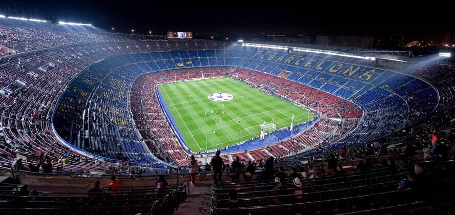 Fußball, Stadiongeschichte FC Barcelona Fussball Uefa Champions League FC Barcelona (Barca) --- Das Camp Nou Stadion in Barcelona mit dem Logo der Uefa Champions League im Mittelkreis. motivio1