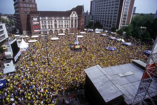 BVB Fans bejubeln den Gewinn der Champions League während des Empfangs auf dem Dortmunder Friedensplatz Fußball EC 1 Herren Champions League 1996 1997, Finale, Borussia Dortmund, Sieg, Sieger, Europapokalsieg, Empfang Totale Dortmund Masse, Freude,