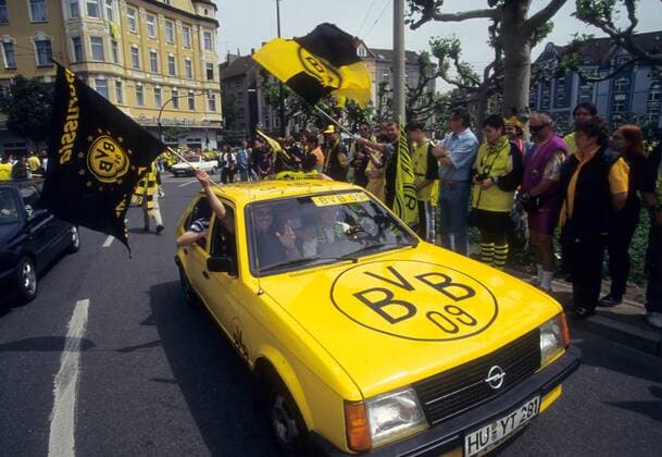 BVB Fans in ihrem schwarz gelb lackierten Opel Kadett D während des Autokorsos auf dem Borsigplatz anlässlich des Champions League Siegs 1996 1997 Fußball EC 1 Herren Champions League 1996 1997, Finale, Borussia Dortmund, Sieg, Sieger, Europapokalsieg, Empfang Gruppe Dortmund Freude,
