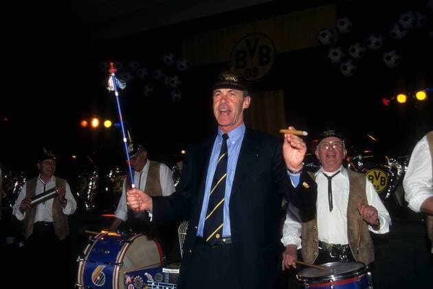 Trainer Ottmar Hitzfeld (BVB), nicht umsonst der General genannt, gibt mit Pickelhaube und Zigarre den Takt vor während des Banketts von Borussia Dortmund im Sheraton Hotel nach dem Champions League Sieg 1996 1997 Fußball EC 1 Herren Champions League 1996 1997, Finale, Borussia Dortmund, Sieg, Sieger, Europapokalsieg, BVB, Einzelbild München Freude,