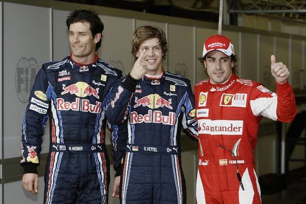 Sebastian Vettel (Mitte) fährt vor seinem Teamkollegen Mark Webber (Red Bull Racing, li.) auf die Pole Position, Fernando Alonso (Scuderia Ferrari) startet als Dritter - Formel 1 Grand Prix Australien 2010 o0 Qualifying Jubel Freude