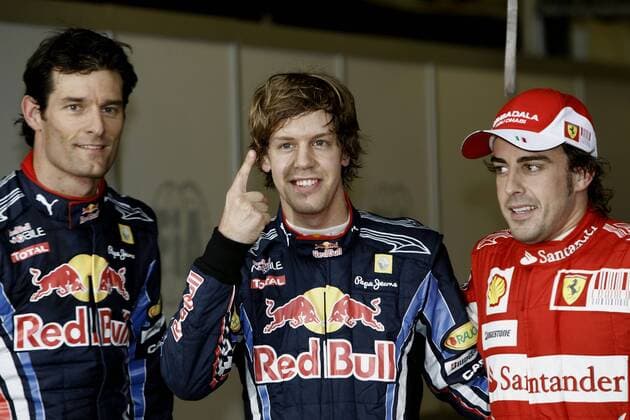 Sebastian Vettel (Mitte) fährt vor seinem Teamkollegen Mark Webber (Red Bull Racing, li.) auf die Pole Position, Fernando Alonso (Scuderia Ferrari) startet als Dritter - Formel 1 Grand Prix Australien 2010 o0 Qualifying Jubel Freude