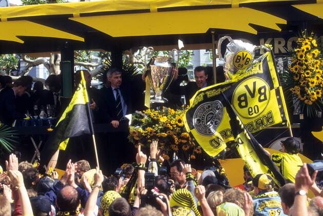 BVB Fans bejubeln Manager Michael Meier (li.) und Trainer Ottmar Hitzfeld (beide BVB) auf dem offenen LKW während des Autokorsos auf dem Borsigplatz - Borussia Dortmund gewinnt die Champions League 1996 1997 Fußball EC 1 Herren Champions League 1996 1997, Finale, Borussia Dortmund, Sieg, Sieger, Europapokalsieg, BVB, Totale Dortmund Freude,