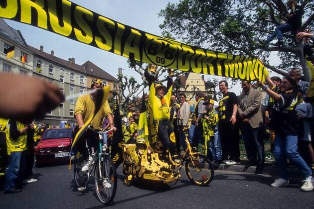 BVB Fans mit Fahrrädern während eines Korsos auf dem Borsigplatz anlässlich der Champions League Sieges 1996 1997 Fußball EC 1 Herren Champions League 1996 1997, Finale, Borussia Dortmund, Sieg, Sieger, Europapokalsieg, BVB, Gruppe Dortmund