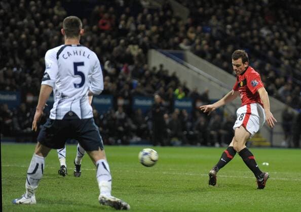 Darron Gibson (R) of Manchester United scores the fourth goal Barclays Premier League Bolton Wanderers v Manchester United 27th March, 2010 EDITORIAL USE ONLY. No use with unauthorised audio, video, data, fixture lists, club league logos or live services. Online in-match use limited to 120 images, no video emulation. No use in betting, games or single club league player publications. o0 Tor