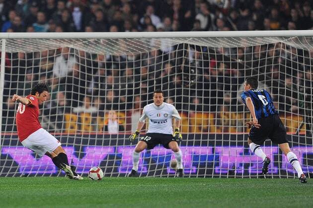 27.03.2010 - Serie A 2009 2010 - AS Rom (rot) vs Inter Mailand (schwarz blau) - Tor von Luca Toni (AS Rom, li.) - 