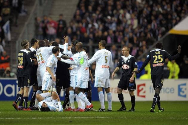 FINALE COUPE DE LA LIGUE - - Girondins Bordeaux (schwarz) vs. Olympique Marseille (weiß) - - 27.03.2010 - Charles Kabore (Marseille, 4.R) wird während einem Gerangel mit einem Laserpointer bestrahlt - 