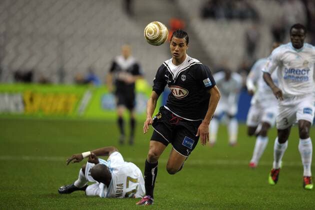FINALE COUPE DE LA LIGUE - - Girondins Bordeaux (schwarz) vs. Olympique Marseille (weiß) - - 27.03.2010 - Stephane M Bia (Marseille, L) gegen Marouane Chamakh (Bordeaux) 