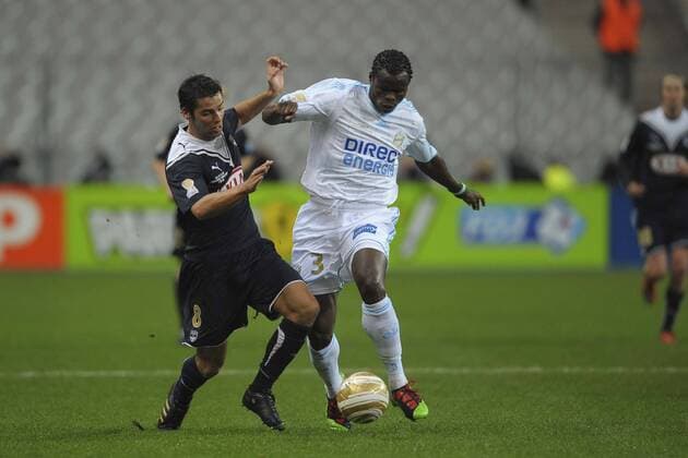 FINALE COUPE DE LA LIGUE - - Girondins Bordeaux (schwarz) vs. Olympique Marseille (weiß) - - 27.03.2010 - Taye Taiwo (Marseille, R) und Yoann Gourcuff (Bordeaux) 