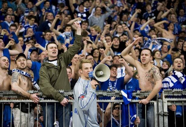 Torwart Manuel NEUER (S04) feiert mit Megafon bei den Fans, Schlussjubel, Vorsinger, Einpeitscher, Fussball 1. Bundesliga - FC Schalke 04 am 27.03.2010 in Leverkusen