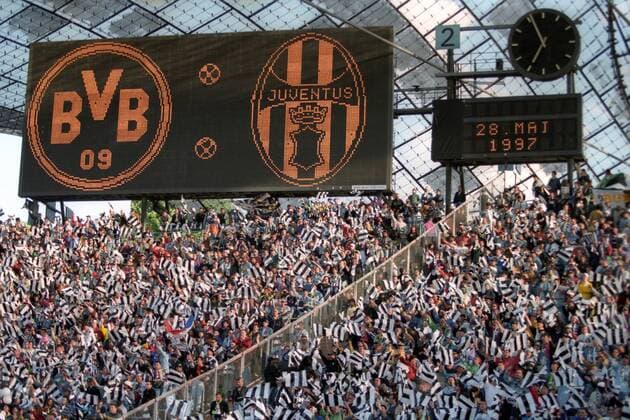 Anzeigetafel zeigt die Vereinslogos der Champions League Finalteilnehmer Borussia Dortmund und Juventus Turin, davor der Juve Fanblock Fußball EC 1 Herren Champions League Finale 1996 1997, Borussia Dortmund - Juventus Turin 3:1, BVB Totale München