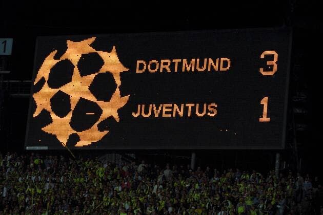 Anzeigetafel zeigt das Endergebnis des Champions League Finals 1996 1997, Borussia Dortmund besiegt Juventus Turin mit 3:1 Fußball EC 1 Herren Champions League Finale 1996 1997, Borussia Dortmund - Juventus Turin 3:1, BVB Einzelbild München