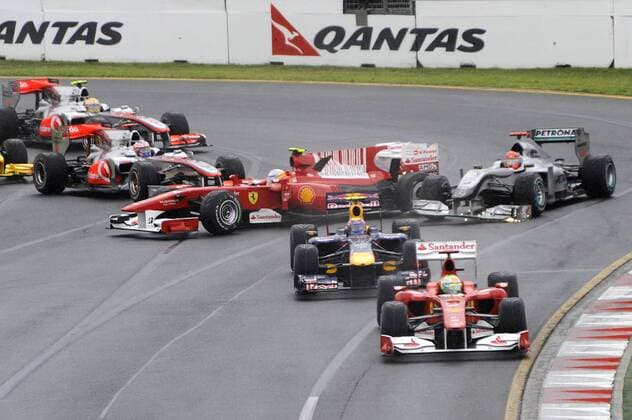 Startkollision zwischen Fernando ALONSO (Mitte),Ferrari und Michael SCHUMACHER (r.),MercedesGP Petronas,Start,Pulk,Unfall. Rennen,Formel 1 , GP von Australien in Melbourne, Albert Park am 28.03.2010 ,Motorsport. o0 Sponsor Wirtschaft Qantas
