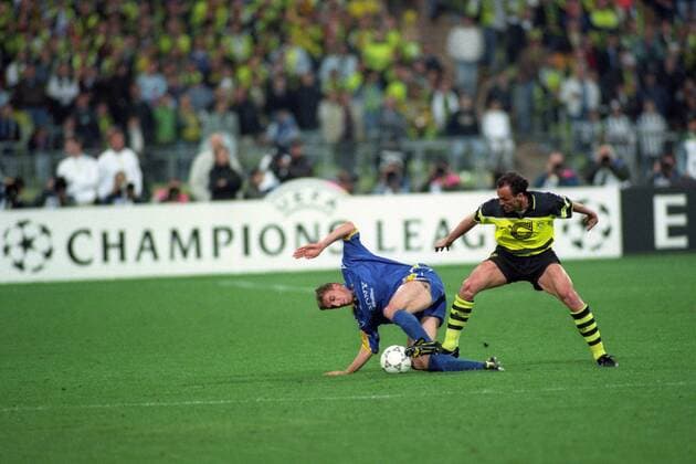 Jürgen Kohler (BVB, re.) gegen Alen Boksic (Juventus Turin) Fußball EC 1 Herren Champions League Finale 1996 1997, Borussia Dortmund - Juventus Turin 3:1, BVB Gruppe München Dynamik,