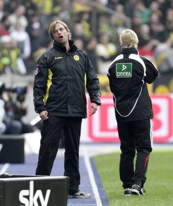 Jürgen Klopp, Trainer Dortmund, links - rechts Schiri-Assi Bibiana Steinhaus Hertha BSC Berlin-BVB Borussia Dortmund 1.Liga 2009 2010 0:0 Berlin, 27.3.2010 Olympiastadion