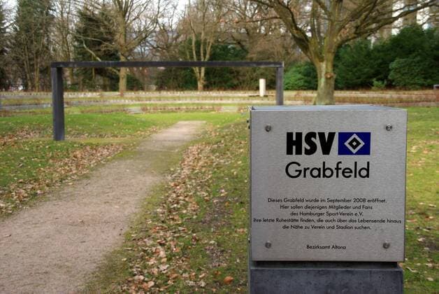 Grabfeld des Fußball-Bundesligisten Hamburger SV auf dem Friedhof Altona.. o0 Fotostory, Vereinsstory, Stadionumfeld, Umfeld, Umgebung, Stadionumgebung, Schild, Logo, Objekte
