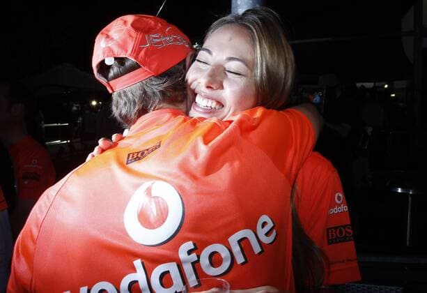 Motorsports Formula 1: World Championship 2010, GP of Australia, 01 Jenson Button (GBR, Vodafone McLaren Mercedes) and his girlfriend Jessica Michibata xHOCHxZWEIx o0 Partnerin, Frau, Freundin, Lebensgefährtin Familie privat