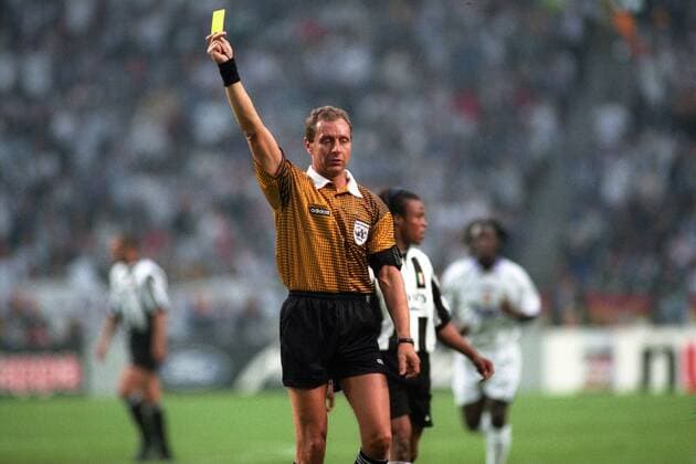 Schiedsrichter Hellmut Krug (Deutschland) Fußball EC 1 Herren Champions League 1997 1998 Finale Einzelbild Amsterdam
