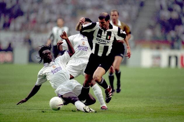 Zinedine Zidane (Juventus Turin, re.) vs Clarence Seedorf (Real Madrid) Fußball EC 1 Herren Champions League 1997 1998 Finale Gruppe Amsterdam