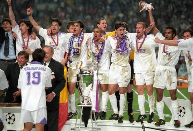 Real Madrid - Champions League Sieger 1998 v.re.: Christian Karembeu, Sanchez Jaime, Christian Panucci, Roberto Carlos, Raul, Fernando Morientes Fußball EC 1 Herren Champions League 1997 1998 Finale Totale Amsterdam