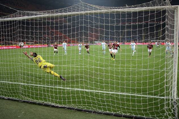 Marco Borriello (AC Milan) trifft per Elfmeter zum 1:0 gegen Torwart Fernando Muslera (Lazio Rom) o0 Hintertor, Hintertorkamera, Hintertorperspektive Totale