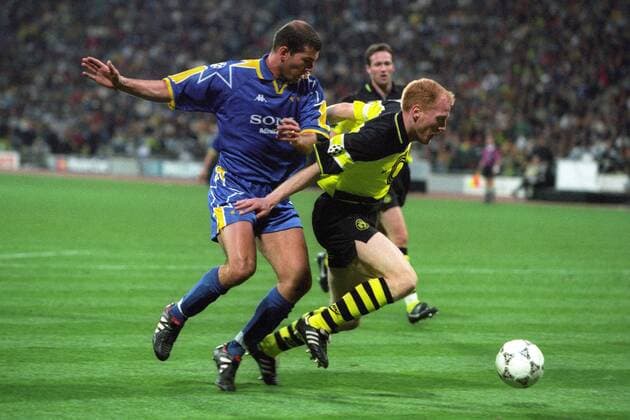 Matthias Sammer (BVB, re.) gegen Zinedine Zidane (Juventus Turin) Fußball EC 1 Herren Champions League Finale 1996 1997, Borussia Dortmund - Juventus Turin 3:1, BVB Gruppe München Dynamik, Kampf,