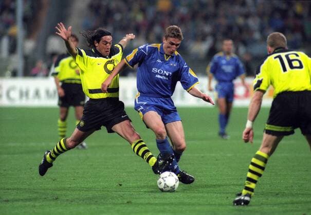 Paulo Sousa (BVB, li.) gegen Alen Boksic (Juventus Turin) Fußball EC 1 Herren Champions League Finale 1996 1997, Borussia Dortmund - Juventus Turin 3:1, BVB Gruppe München Dynamik, Kampf,