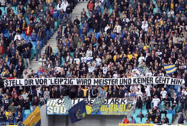Leipzig, Fussball, Oberliga: , 1. FC Lok Leipzig vs. RasenBall Leipzig 0:1(0:1), , Fans des 1. FC Lok Leipzig mit dem Transparent mit der Aufschrift: Stell dir vor Leipzig wird Meister und keiner geht hin