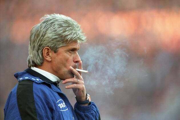 Trainer Werner Lorant (1860) raucht eine Zigarette - DEUTSCHSPRACHIGE SPORTZEITSCHRIFTEN UND -ZEITUNGEN NUR NACH RÜCKSPRACHE Fußball 1. BL Herren Saison 1996 1997, TSV 1860 München Einzelbild München Spannung,