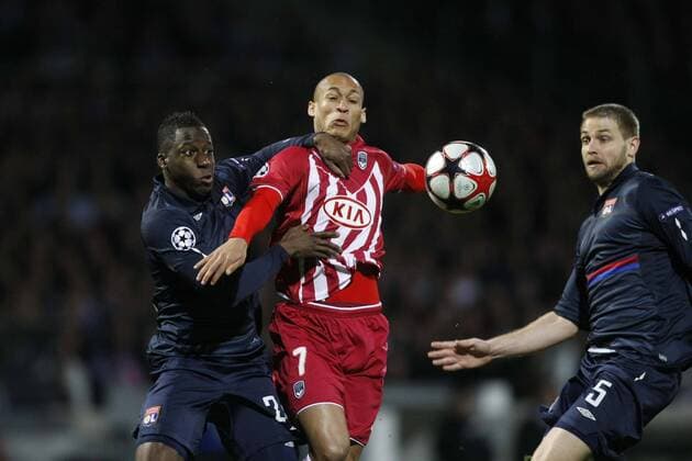 Olympique LYON (blau) vs Girondins BORDEAUX (rot weiß) - Yoan GOUFFRAN (mitte) gegen Aly CISSOKHO (li) - NxLEGOUICxFEP 