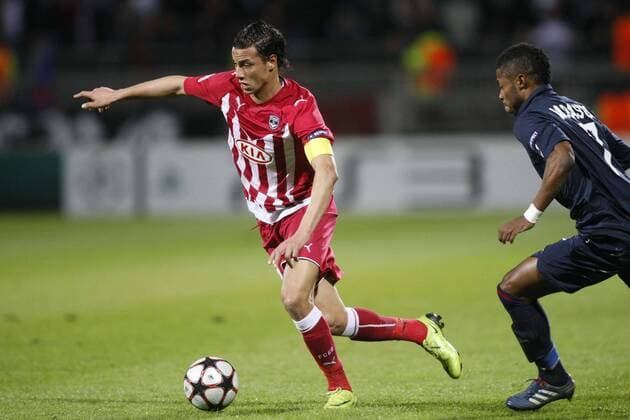 Olympique LYON (blau) vs Girondins BORDEAUX (rot weiß) - Marouane CHAMAKH (li) gegen Michel BASTOS - NxLEGOUICxFEP 
