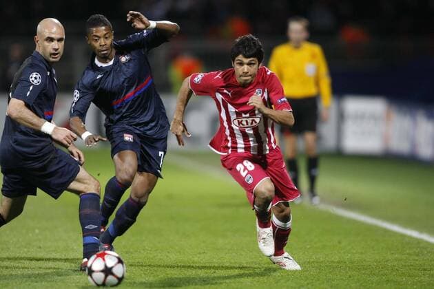 Olympique LYON (blau) vs Girondins BORDEAUX (rot weiß) - Benoit TREMOULINAS (re) gegen CRIS (li) - NxLEGOUICxFEP 