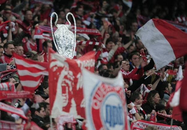 FC Bayern München Fans mit einer Champions League Pokalattrappe 