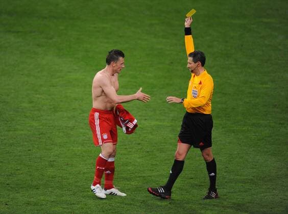 FC Bayern München (rot) - Manchester United (weiß): Ivica Olic (Bayern) bekommt die Gelbe Karte von Frank de Bleeckere wegen des Ausziehens seines Trikots beim Jubel - Olic nimmt es gelassen und gibt de Bleeckere die Hand  o0 Jubel Freude kurios Komik