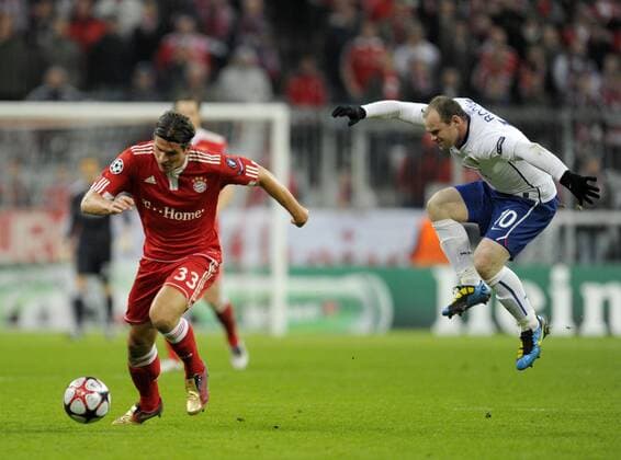 30.03.2010, Championsleague Viertelfinale Hinspiel, FC Bayern München - Manchester United, in der Münchner Allianz-Arena, In dieser Aktion verletzt sich Wayne Rooney (re, Manchester) beim Zweikampf mit Mario Gomez (München).