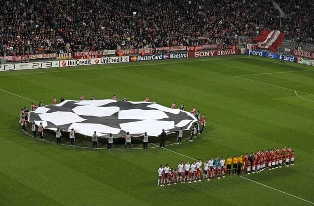 30.03.2010, Championsleague Viertelfinale Hinspiel, FC Bayern München - Manchester United, in der Münchner Allianz-Arena, Das offizielle Logo der Championsleague liegt auf dem Mittelkreis. Davor stehen die beiden Mannschaften. Totale