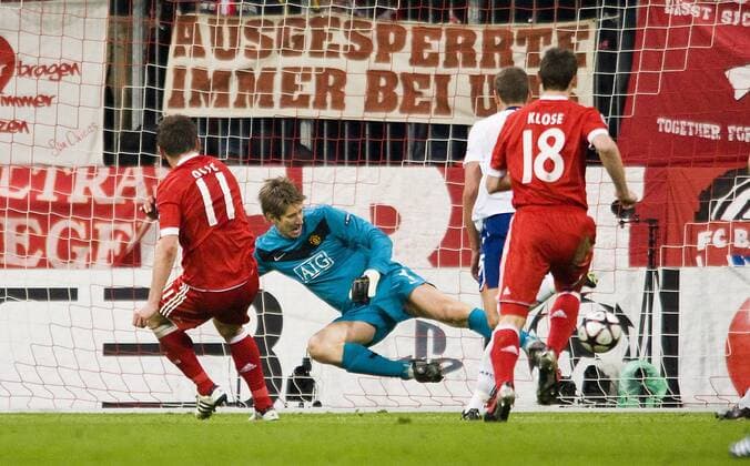 Ivica OLIC l. (FCB) schiesst das Tor zum 2:1, gegen Torwart Edwin VAN DER SAR (ManU), - FC Bayern München (rot) vs Manchester United (weiß) - o0 Plakat, Fanplakat, Fanplakate, Transparent o0 Ausgesperrte Immer bei uns o0 Kritik Fankritik Protest Fanprotest