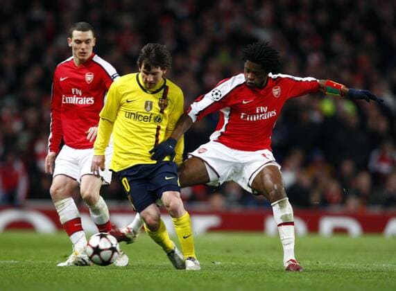 FC Arsenal (red) vs FC Barcelona (yellow): Lionel Messi of FC Barcelona holds of FC Arsenal s Alexandre Song  o0 Barca