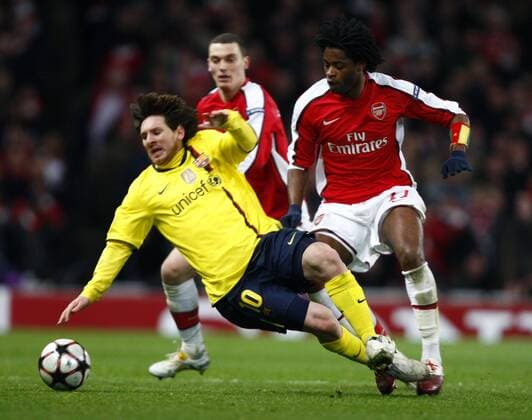 FC Arsenal (red) vs FC Barcelona (yellow): Lionel Messi of FC Barcelona holds of FC Arsenal s Alexandre Song  o0 Barca