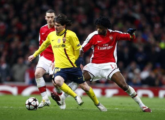 FC Arsenal (red) vs FC Barcelona (yellow): Lionel Messi of FC Barcelona holds of FC Arsenal s Alexandre Song  o0 Barca