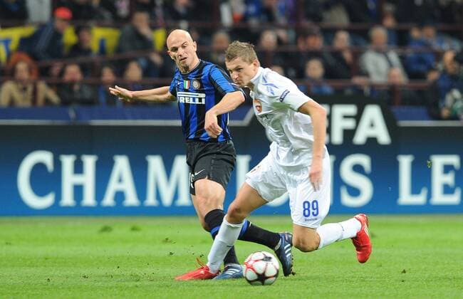 Esteban Cambiasso (li.) gegen Tomas Necid - Mailand 31.3.2010, Champions League, Inter Mailand (blau) - CSKA Moskau (weiß) - BIBI
