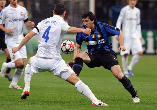 Diego MILITO (Inter), Sergei Ignashevich (CSKA) - Mailand 31.3.2010, Champions League, Inter Mailand (blau) - CSKA Moskau (weiß) -