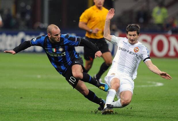 Wesley SNEIJDER (Inter), Sergei Ignashevich (CSKA) - Mailand 31.3.2010, Champions League, Inter Mailand (blau) - CSKA Moskau (weiß) -