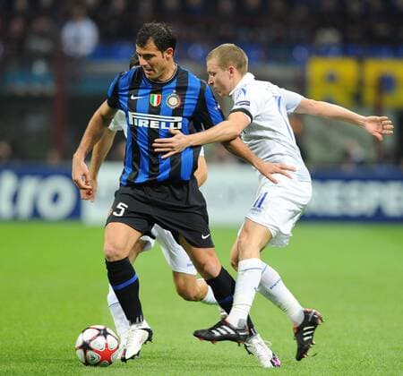 Dejan Stankovic (li.) gegen Pavel Mamaev - Mailand 31.3.2010, Champions League, Inter Mailand (blau) - CSKA Moskau (weiß) - BIBI