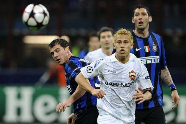 Mailand 31.3.2010, Champions League, Inter Mailand (blau) - CSKA Moskau (weiß): Keisuke Honda (Mitte) gegen Dejan Stankovic (li.) und Marco Materazzi 