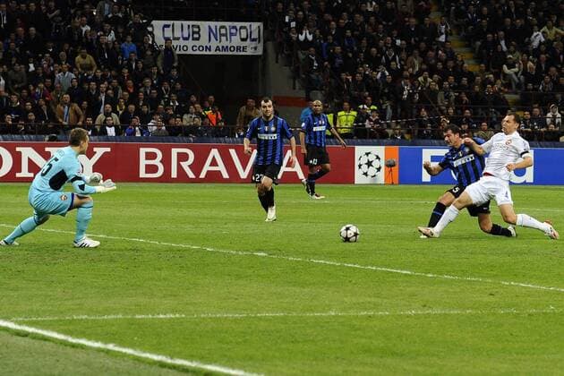 Mailand 31.3.2010, Champions League, Inter Mailand (blau) - CSKA Moskau (weiß): Dejan Stankovic (2.v.re.) 