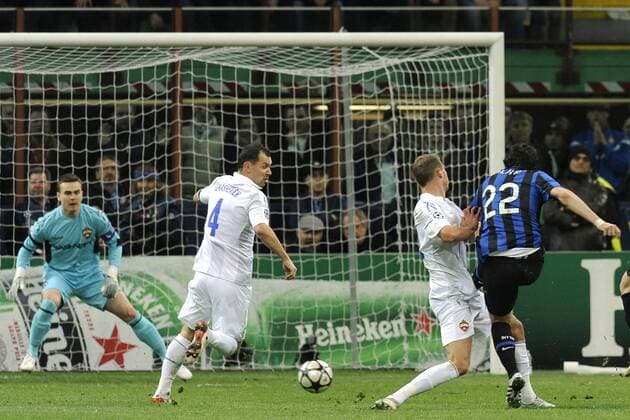 Mailand, 31.03.2010, Champions League, Inter Mailand (blau) - ZSKA Moskau (weiß): Diego Milito (re.) erzielt gegen Torwart Igor Akinfeev (Moskau) das Tor zum 1:0 