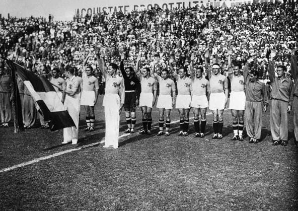 Soccer team of Italy before the final match with Czechoslovakia at the 1934 World Cup final.  CTKPhoto600220251 o0 Hymne sw
