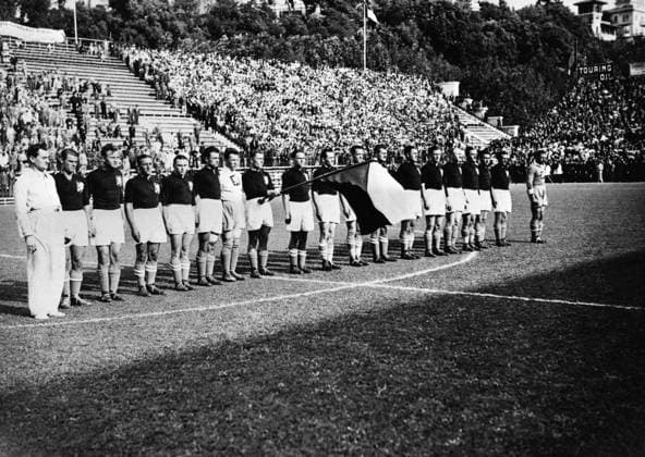 Soccer teams of Italy and Czechoslovakia before the final match of the 1934 World Cup final.  CTKPhoto7100220253 o0 Hymne Totale sw